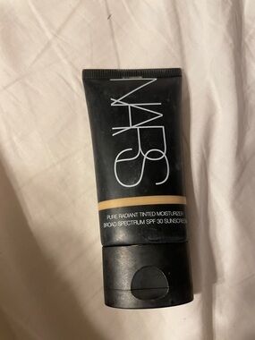 NARS Pure Radiant Tinted Moisturizer - Beige